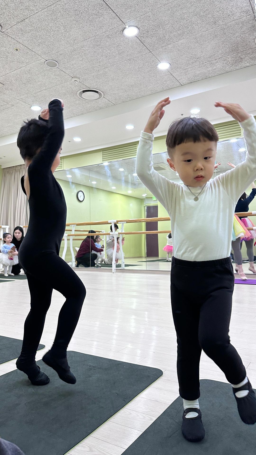 Happy Ballet Day🩰✨
우리 아담이 발레수업만 4학기째...🖤
이제 거의 뭐 졸업반 발레리노 오빠 포스 ㅋㅋㅋㅋㅋㅋ
사실 이렇게 오래 할 줄은 몰랐지,, 대다나다 증말,,🥹
남은 한 학기도 즐겁게 잘 다니고 멋지게 졸업하자!✌🏻

#아담이성장기록 #트윈클영어발레 #발레리노 #유아발레