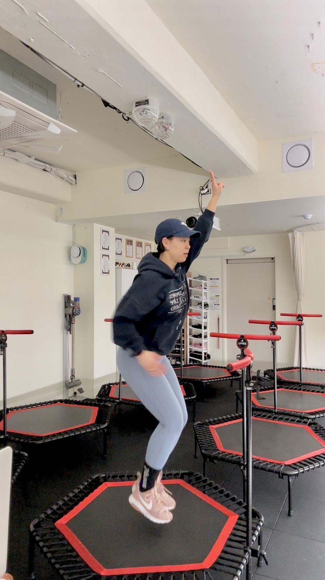 작년 여름에 시작한 점핑 운동!
하면할수록 너무 재밌고, 더 잘하고 싶은 열정+의욕 뿜뿜🔥
무엇보다도 나한테 참 잘 맞는 운동인 것 같구👏🏻❤️
(평생 취미로 할 수 있는 운동을 만난건 행운이지..)

그래서 뭔가 더 전문적으로 배워보고 싶어서 도전하는
점핑머신 강사 자격증 시험 !!!!!!!!!
한달동안 매일 두시간씩 뛰면서 체력 키우고 안무 외우고..
고생해따 내자신✨(쓰담쓰담)
준비하면서는 그냥 취미일 때가 좋았다는 생각도 들었지만😭
그 과정에서 배우는 것도 참 많았고,
이왕 도전하는거 멋지게 완주해보기로!🚀

아담이 태어나고 엄마가 되고 나서 처음으로
새로운 분야에 도전해보는 것! 이 자체만으로도
나에겐 너무나 의미있고 값진 시간이었다,,🥹💎

#점핑머신 #점핑머신강사자격시험 #점핑연습영상 #점핑운동 
#운동하는엄마 #엄마의도전 #엄마의취미생활 #점핑운동추천