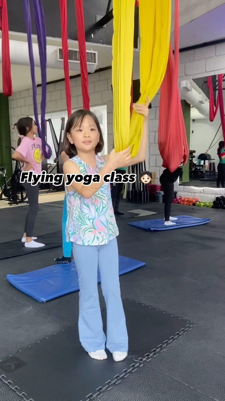 #flyingyoga @danzstudiomty 

오늘은 옌공주 플라잉요가 체험수업날 :-) 
이런저런 예체능이 다 해보고싶다해서 
이번주 몇가지 수업을 신청 해 뒀는데
다른거 다 취소하고 플라잉요가 수업으로 등록해달라는
성질급한 예니 🤣 한국인 언니들이 몇명 다니고있었는데
울예니 애기취급하면서 세상 친절하게대해줘서 그게 맘에 쏙 든듯 
확실히 유연성은 떨어져도 근력이 좋은게 나 닮은거같당 귀여워! 

Hoy es el día de la clase de experiencia de yoga volador de yenny :-)
Quería probar varias artes y educación física, así que me inscribí en algunas clases esta semana, pero Yenny estaba impaciente y me pidió que cancelara todas las demás y me inscribiera en la clase de yoga volador 🤣
Había algunos coreanos tomando la clase y fueron muy amables y supongo que les gustó esa parte.
Definitivamente se parece a su mamá en que tiene buena fuerza aunque no es muy flexible. ¡Es lindo!