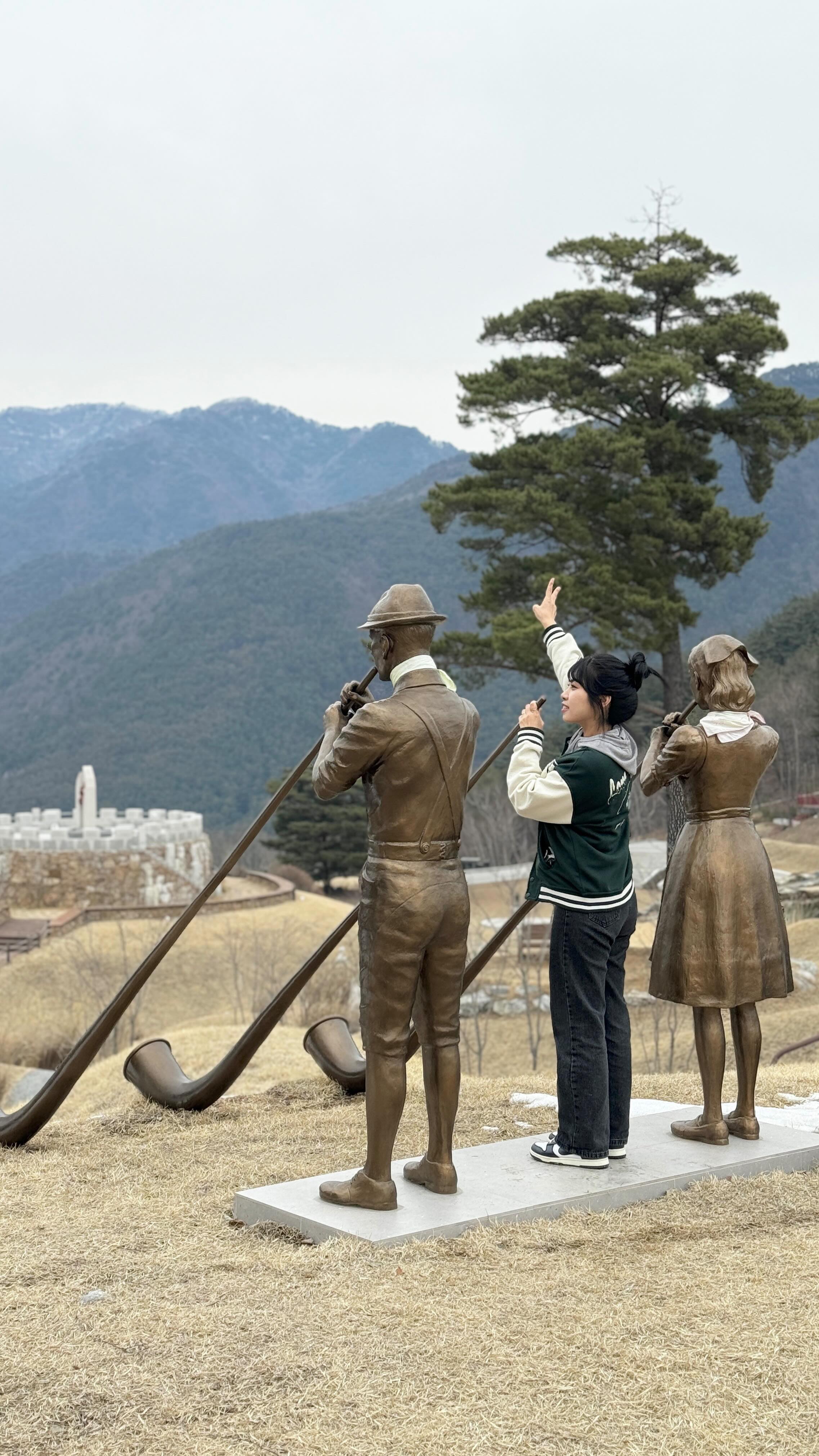 #제작지원 #강원웰니스 

삶이 지칠 때면, 
치유와 성찰의 숲 로미지안가든에서
마음의 위로를 받고 오는건 어떠세요?

아내를 위해 남편이 직접 가꾼 특별한 정원으로 규모가 엄청 크답니다, 
가벼운 산책로 트래킹 코스가 있고
라이트 테라피 등 여러 힐링 프로그램이 준비되어 있어서 몸과 마음 치유에 도움이 되는 것 같아요

로미지안가든 내에 아름다운 자연 뷰를 볼 수 있는 숙소도 있어서 여유있게 프로그램 즐기며 하룻밤 머무르다 와도 좋아요, 

📍강원 정선군 북평면 어도원길 12 로미지안

#로미지안가든 #치유와성찰의숲 #로미지안 #힐링숙소 #정선힐링여행 #강원도힐링여행 #정선여행코스 #힐링캠프