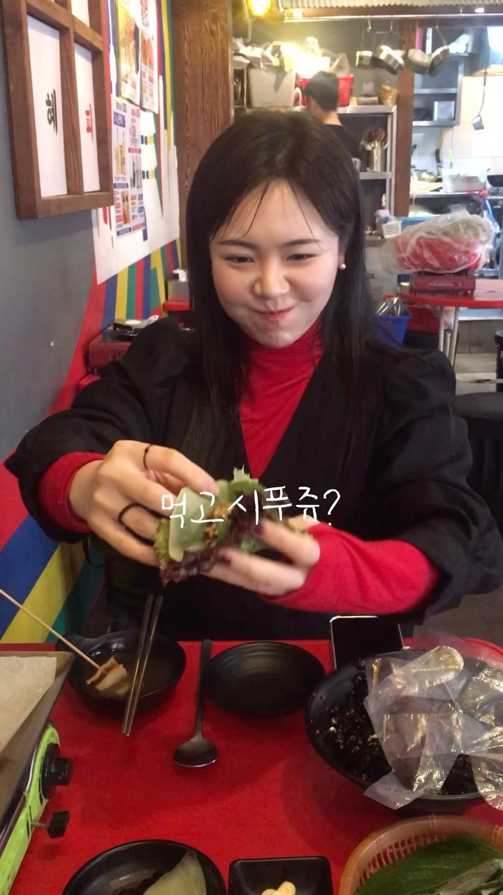 #광고

푸딘코 사당 곱창 맛집으로 이름 날리던 배때기곱창이 
❤️‍🔥->꿀때기 곱창으로 상호명이 바뀌었어요.
저는 선릉본점으로 방문했는데 역시 본점이라 깔끔🫧

노포 맛집에서만 느낄 수 있눈 레트로한 가게 분위기에 
남녀노소 여럿 울리는 갓성비 곱창,
곱창만 잘하셔도 되는데 막창까지 메뉴에 넣으셨드랬쥬?
두가지맛 (블랙/레드) 나왔다고 하여 달려갔어요.

👩‍💻영상 속 메뉴🪄
- 기본 알곱창(13,000) 치즈 추가(4,000)
- 곱창막창 레드(14,000)
- 날치알 주먹밥(4,000)

소문대로 양이 너무 많아 남기고 왔네요. 쵝오🥹
위치별로 지점이 많으니 곱창 땡기는 날엔 
꿀때기곱창으로❤️‍🔥

#선릉역곱창 #선릉역알곱창 #선릉역곱창맛집 #역삼역알곱창 #역삼역곱창 #역삼동곱창 #역삼역맛집 #선릉역맛집 #매운곱창 #선릉역매운곱창 #서울맛집 #맛집추천 #맛집릴스