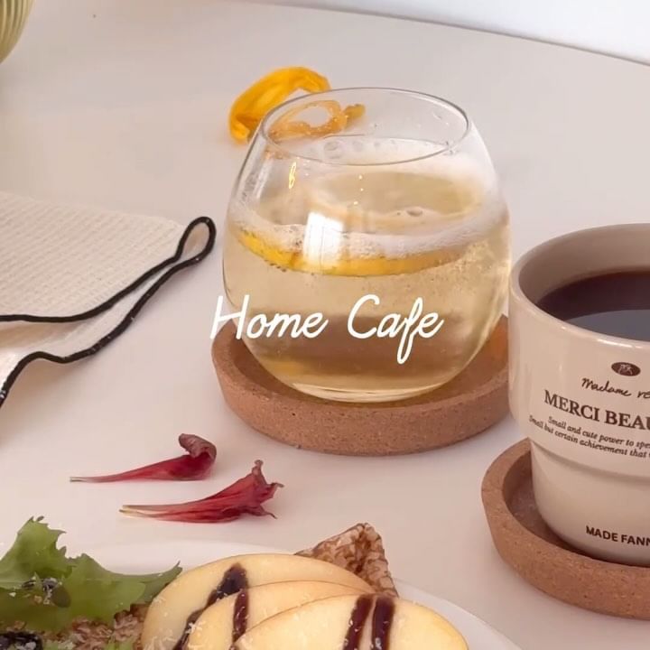 #홈브런치 #갈레트 #버섯스프 #베이글 #레모네이드

주말엔 역시 브런치죠💛✨
꽃이 시들어서 아쉽지만 
떨어진 꽃잎으로 식탁꾸며봤어요🌹

크레페에 계후, 사과, 베이컨, 치커리 올려서 
발라믹크림 예뿌게 뿌려주고 치즈솔솔🧀
코스트코에서 산 포르치니 버섯 소스에 우유 약간 넣고 끓인다음 트러플오일 뿌려 간편하게 수프완성🫶 
베이글 따뜻하게 구워서 찍어먹으니까 완젼 맛있네요😋

따뜻한 주말 보내세용🥰