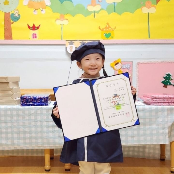 22년 4월 말도 못하는 기관절개 아기를 어린이집에 보내고
걱정을 참 많이 했었다
그런데 너무나 감사한 선생님들과 친구들을 만나서
행복하고 즐겁고 사랑 많이 받으며 졸업하는 날.
오늘이 해달별어린이집에서의 마지막 날이라니….
생각만 해도 벌써 울컥한다
리원이의 첫 어린이집 생활은 리원이뿐만 아니라
다른 기관절개 아기들에게도 큰 의미로 다가왔고 희망이 되었다
그 전만 해도 기관절개 아기는 석션때문에 장애전담 어린이집에서도 받아주기 않기 때문에 대부분 가정보육을 했기 때문.

처음 맡기고 같이 웃어주고, 같이 울어주시고, 내가 5년만에 회사 복직하고 애기 힘들어할까봐 퇴근도 안하고 리원이 봐주셨던 현희선생님
선배엄마로써 조언을 이끼지 않고 항상 차분하게 케어해주신 보비선생님
친딸처럼 예뻐해주시고 언제나 정성을 다해주신 원장님
다 너무 감사했습니다
선생님같은 분들을 만난건 참 행운이고 다행이예요
리원이의 앞날에 수많은 어려움이 있겠지만 선생님들께서 나눠주신 사랑덕분에 단단한 아이가 될 수 있을꺼예요❤️