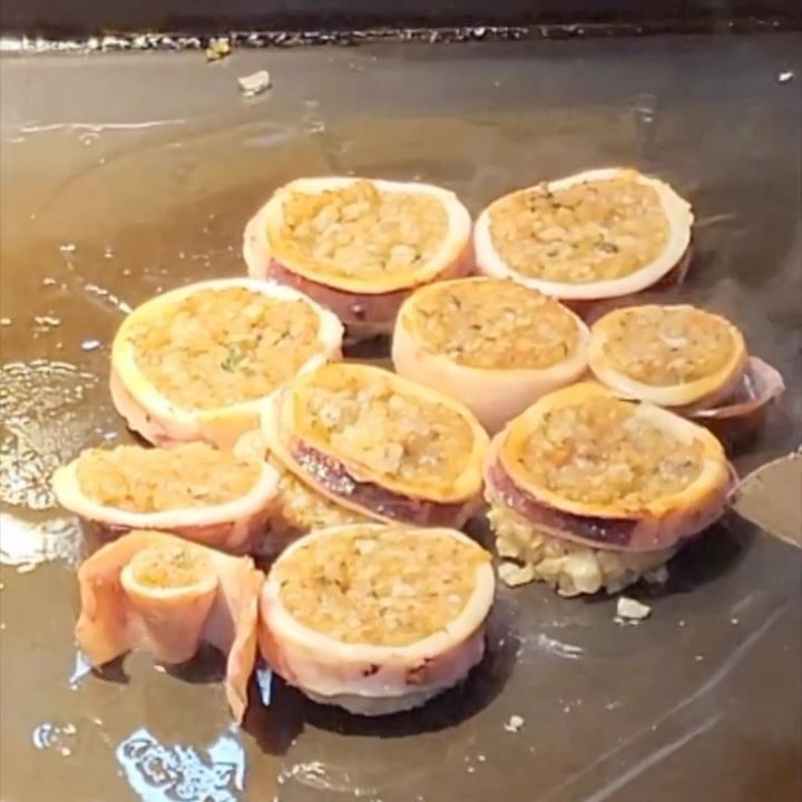 #속초맛집 #반려견동반

콩콩팥팥 보고 누룽지오징어순대
너무너무 먹고 싶어서 곧바로 떠난 속초여행!! 
당연히 몽이도 함께했지🐶💕

콩콩팥팥에서 나왔던 #모녀가리비
가려고 했는데 웨이팅이😀...🥲 
2시간 3시간 기다려야할 것 같아서 
다시 찾아본 맛집! 바로 이곳!!ㅎㅎ
반려견동반도 허용해주셨다구😊👍

누룽지오징어순대 맛집 혜영이네🏠
튀김가게인데 다 바삭하고 맛있는데다가
사장님들 너무 친절하시기까지ㅠㅠ

몽이네가 추천하는 메뉴는!
당연히 누룽지오징어순대는 필수!! 
구리고 깻잎튀김 꼭꼭 시켜야한다구😁
서비스도 주셔서 여러 튀김들 맛볼 수 있으니까
맛보고 추가해도 될듯👍

댕댕친구들! 속초여행가면 꼭 들러봐💕

🦑 속초 원조튀김옷얇은집 혜영이네
🚩 강원 속초시 대포항희망길 55 대포항튀김골목 7호
⏰️ 금토일월 11:00~20:30 / 화수목 휴무
🐶 반려견동반가능/가방가져가요!
🚗 주차 근처 공영주차장 이용

#콩콩팥팥#누룽지오징어순대#속초오징어순대#반려견속초여행#반려견동반#속초여행#혜영이네#속초튀김골목#몽이#몽이는몽글몽글#속초반려견동반