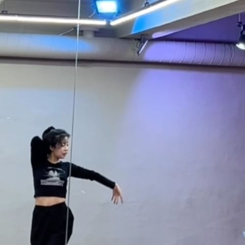 멸망 투 .. 임미다
담엔 욕심부리지 않는걸로 ㅋㅋ
#청하 #reels #dance