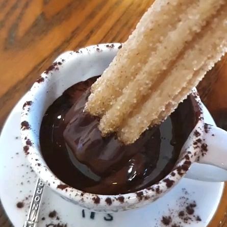 초코가 생각날 때
방문하면 좋은 카페🍫

일산으로 미팅 갔던 날
그냥 집에 가기 아쉬워서 
급 카페 찾아갔었는데요

분위기도 좋고 음악도 좋고 초코도 맛있었던 #죵스초콜릿샵

초코덕후는 그냥 못 지나치쥬~☺
저처럼 달다구리 좋아하시는 분들 
일산 가시면 들러보세용❣

#일산카페 #일산카페추천 #일산카페맛집