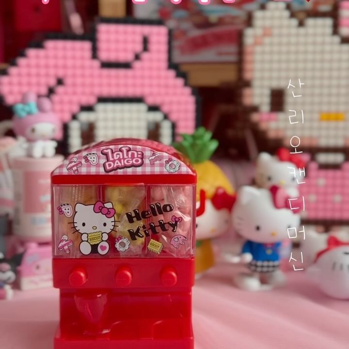 헬로키티 캔디머신 귀엽잖아❤️
여러분 전 종종 구매대행으로 키티템들을 겟!
하는 경우가 있는데요 한국에서는 구하기가..
어려운 것들은 @phuket_unni 님께서 파는
것들로 채우곤 한답니다 진짜 넘나 귀엽다는!

이번에 데려온 것들은 헬로키티 굿즈인데요~
태국 편의점에서 파는 귀요미들이랍니다 꺄!!

캔디머신인데 건전지 필요없는 키덜트를 위한
키티템이에요 빨강색이 진짜 쨍하게 나왔는데
고전 키티는 레드가 또 레트로스럽고 예뻐요!!

캔디를 각각 담아서 넣고 버튼 누르면 나오는,
방식인데 넘나 귀엽지 않나요 귀여워라💕💕

여기에 마이멜로디 캔디머신이랑 헬로키티의!
또다른 굿즈도 데려왔어요 둘다 넘나 귀염뽀짝
이래서 덕질하는 맛이 나나봅니다 캔디는 먹고
다먹으면 새로 작은 사이즈 캔디 넣어주면 끝!!

.
.
#키덜트족 #키덜트 #헬로키티캔디 #키티덕후 
#헬로키티 #키티캔디 #헬로키티덕후 #키티템