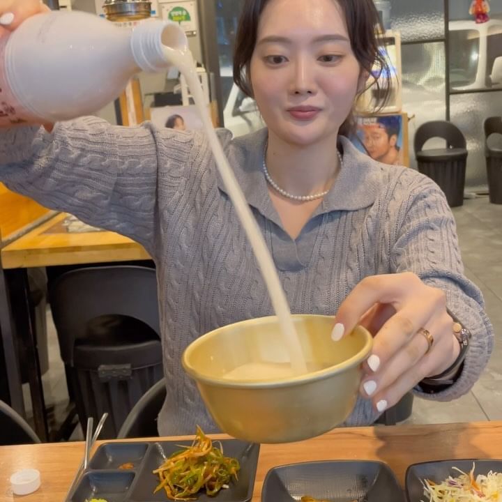 제주도에선 흑돼지 보단 통갈비‼️

📍제주섬돈

제주도 여행 마지막날 갔던
통갈비 맛집이에요✨✨

제주공항 근처에 있는 맛집이라
제주공항 근처 숙소에 머무르는 분들은
반드시 가보세요‼️

✔️뼈목살은 살이 많이 붙어 있어
살코기 좋아하는 분들은 필수로 주문하세요
✔️쫄깃한 식감의 흑돼지를 좋아하는 분들은
오겹살 주문하시면 됩니다
✔️서비스로 나오는 접짝뼈국은 걸죽하니
술을 부르는 맛이에요

더 많은 맛집 정보는 @party_rangg 👈팔로우🧡
