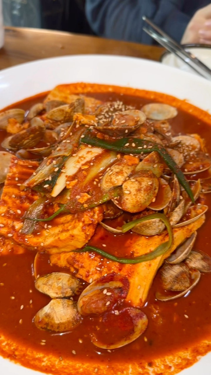 🚨대전가면 필수로 먹어야 할 두부두루치기와 칼국수🚨
매콤칼칼한 바지락 두부두루치기에 시원하고 진한 바지락 칼국수 같이 먹으면 찐 극락..💫 주기적으로 먹어줘야함!!

📍목동칼국수 
대전 중구 목중로19번길 76 / 목동 21-19

🏷️두부두루치기 1.7 칼국수 0.7 

#대전맛집 #목동맛집 #두부두루치기 #칼국수 #대전먹방 #맛집추천 #맛집투어 #먹방 #먹팔 #먹스타 #먹팔맞팔 #좋반 #좋아요반사 #lfl #fff #f4f #TBT #フォローバック #いいねした人全員フォローする #foodporn #eating #foodstagram #reels #릴스