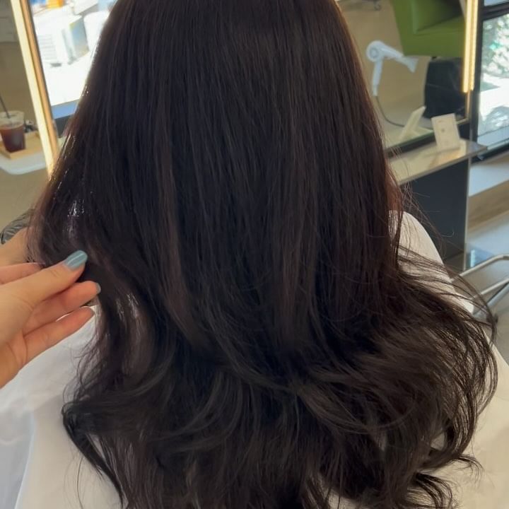 자연광에 비치는 컬러감이 더욱 매력적인 톤다운 컬러입니다
희원쌤이 완전 강추하는 #밤비브라운 

#운정미용실 #강민경머리색#톤다운염색 #시나몬베이지 #그레이지염색 #애쉬베이지 #붉은기없는브라운 #붉은기없는염색 #붉은기개선 #운정동미용실 #목동동미용실 #산내마을미용실 #야당역 #운정역 #운정스타필드 #운정신도시 #아이디헤어희원 #미용인 #염색