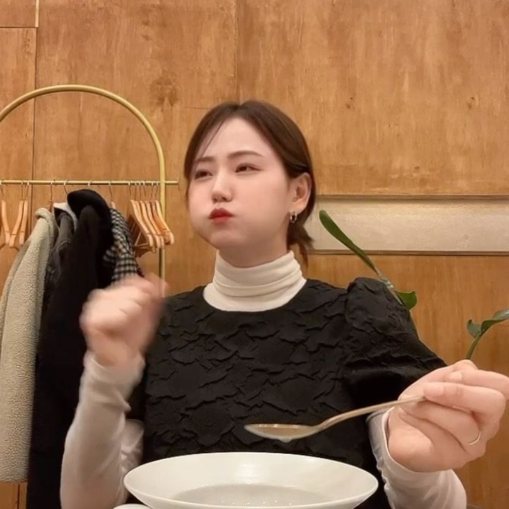 총명한 눈빛, 빠른 손놀림, 하얀피부로 시작했지만 
현저히 느려지는 손놀림과 흐리멍텅해진 눈빛, 빨간 피부... 
열심히 맛있게 아주 야무지게 먹고 얌전히 집가서 쿨쿨 잘~ 잤다 🥱