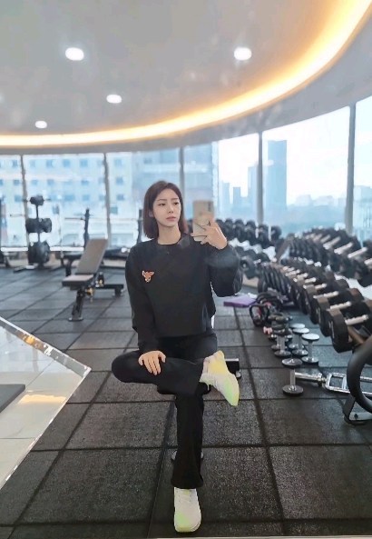 첫 도전!! 바벨 데드리프트 🫣

오늘 오후에 비가 한차례 시원하게 내리더니.. ☔️ 
다시 꾸물꾸물 부슬부슬 비가 내렸네요.

주말에 운동을 못나와서
오늘은 핫체 했슴당!!!
학기 시작하고 나서 헬장이 확실히 조용해요. 그쳐?

저는 처음으로 바벨 데드리프트를 2.5kg 했는데..ㅍㅎ
인친님들은 어찌 100kg도 넘게 드는지..
정말 👍 어메이징 합니다.

바벨을 들고 데드리프트를 하려니 
자세도 익숙치 않고, 무게도 잘 들리지가 않더라고요.
이제 '부들부들' 하며 중량 올리기를 곧 한다니..
설렐뿐입니다. 😅

 PT쌤이 올라갈것이 무한대라 했는데..
정말 아직도 배울것이 무궁무진 하네요. 

오늘 고생 많으셨고 수요팅 ❤️ 입니다!!!

#오운완 #화운완 #핫체데이 #화요팅 #바벨 #바벨데드리프트 #핫체 #비운완 #헬스하는여자 #운동하는여자 #헬장 #헬린이 #잘할수있다