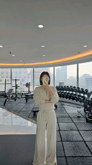 목운완! #복근운동
화이트데이 아니고 상체데이 💪 

오늘 낮에 날씨가 🌞 너무 좋았어요!!! 그쵸?!

대전에는 물이 떨어지는 커다란 대형카페가 있어요.
에이트는 @cafe_aight_official_ 가끔 가는곳이에요.
아침에 커피 ☕️ 한잔하고!! '🥐 빵은 제것이 아닙니다. 🙅‍♀️'

오후에 일정 마치고 오운완 했습니다!!
엇그제 하체의 여파가 남아.. 행복한 통증을 즐기며
오늘은 프리웨이트 복근과 상체 열심히 했습니다.

저는 힘만 주면 💪 근육이 나오는 줄 알았는데..
오늘 쌤이 힘주는 방법 알려 주셨어요!!
신통방통하게도 자세를 바꾸고 힘을 주니
근육이 보이더라고요.🤣
곧 저도 아보카도 어깨에 생기는 건가요? ㅋㅋㅋ🥑 

이제 옷이 두꺼움이 느껴지네요. ㅎㅎ 🌸
언능 복근운동 열심히 해서 비집고 나온 살 집어넣고..
근육으로 무장하고 운동 💪 가야겠죠?!
식단과 운동이 답이겠죠? 

#목운완 #오운완 #ㅇㅇㅇ #상체데이 #복근만들기 #헬스하는여자 #운동하는여자 #꽃 #에이트 #대전카페 #대전에이트 #나는아픈건딱질색이니까 #운동소통 #운동소통맞팔