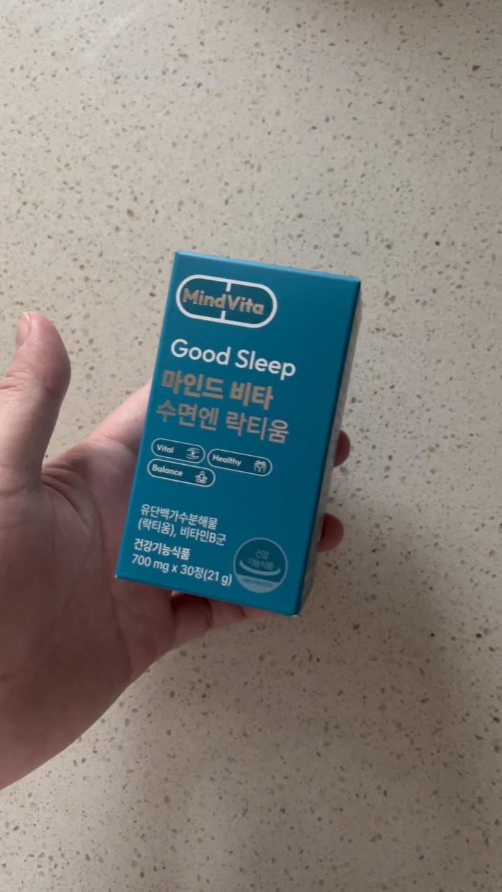 #협찬

육아하다보면 더 예민해지는거 느끼시나요?
아무 걱정없이 푹 자보고 싶은게 소원이에요
2살터울 남매를 키우다보니
제대로 푹 자본게 언제인가 하는 생각도 들어요 
불면증이 심하다면 수면제를 처방받을 생각도 했죠
부작용이 걱정으로 쉽게 처방받기도 꺼려지더라구요
숙면에 도움이 되는 영양제도 있더라구요?!

마인드비타 수면엔 락티움👈🏻
수면의 질 개선에 도움을 줄 수 있음을 식약처로부터 인정받은 건강기능식품이래요
양재웅 정신과 의사와 형제로 유명한 정신과 전문의 양재진 의사가 개발에 참여했다니😆
락티움은 몸을 편안한 상태로 만들어주는 신경 전달 물질 ‘가바’ 에 달라붙어, 신경 세포가 흥분하는 것을 억제하여 신경 자극 안정화 및 숙면에 도움을 주는거라고 하더라구요
락티움에 비타민 B군까지 포함되어 있어서 영양까지 챙길수있데요

식약처와 국제표준화기구에서 인증을 받은 제조업체에서 생산되기 때문에 안심하고 섭취👍🏻
1일 권장량 300mg을 담아서, 하루에 한 알만 먹으면 돼서 간편😆

자다가도 자주 깨는데 잘 안깨고 푹자서 아침에도 개운해요
하루에 한알 
편안한 수면하고 개운하게 일어나요😊

#락티움부작용 #락티움후기 #잠잘오는음식 #밤에잠이안올때 #잠을못자요 #수면유도제효과 #꿀잠자는법 #잠잘자는법 #락티움성분 #잠안올때 #잠잘오는법 #잠이안올때 #수면환 #불면증에좋은약초