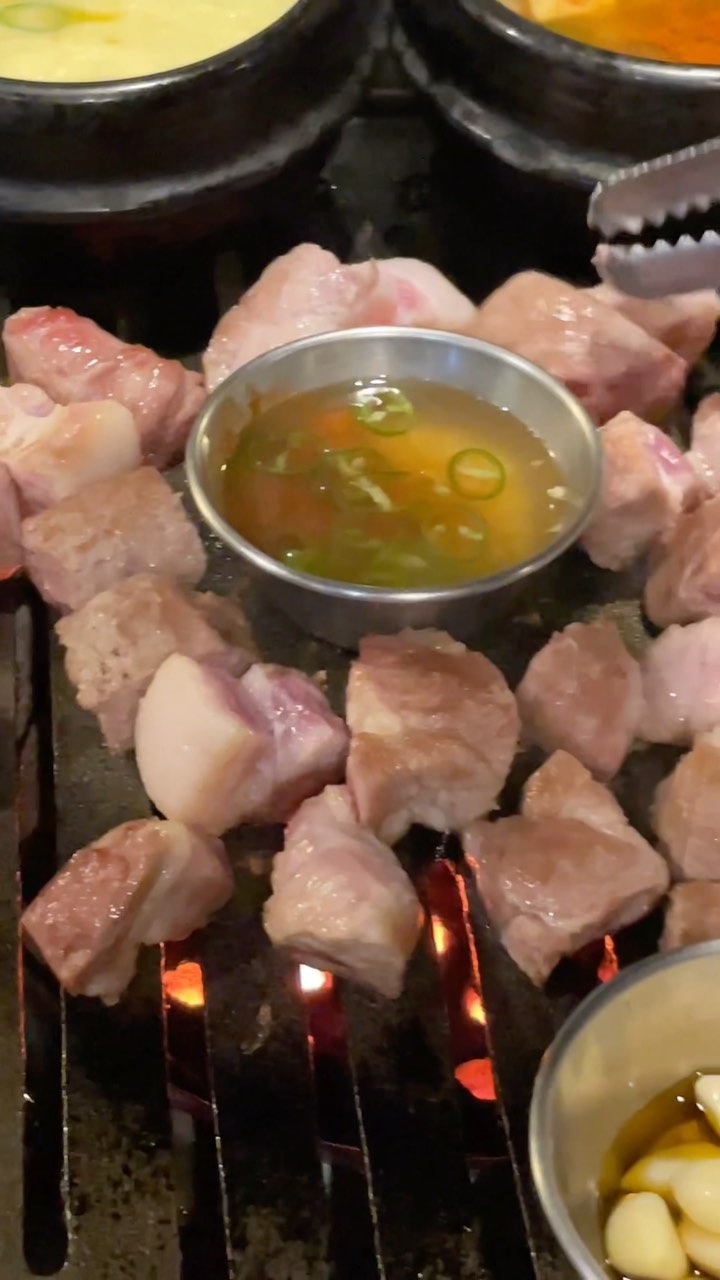 #협찬 #홍대 #서교동연탄집

요즘 연탄불 고기집 비중이 많이 줄어들어서 아쉬웠는데 얼마나 반갑던지ㅋㅋㅋ연탄불에 제대로 구워 불맛 제대로 입은 
주먹고기랑 삼겹살은 꿀맛💗 

고기 먹을 때 된장술밥도 빠지면 섭섭하지요? 호박이랑 차돌 듬뿍 들어간 양도 푸짐한 된장 술밥까지 먹으면 갓벽👍당장 소맥각인 고기 먹으러 달려가🐷🐷

#홍대데이트 #서교동데이트 #서교동맛집 #서교동삼겹살 #홍대삼겹살 #홍대맛집 #주먹고기맛집 #삼겹살맛집 #연탄구이 #된장술밥