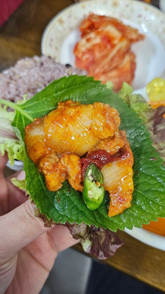 .
제육 맛집 = 우리집

가끔씩 본가가서 먹는 엄마밥은 최고👍
내가 만들면 이 맛이 안난단말이지..
고봉밥과 줄지 않는 반찬들로 항상 과식하게 되는 곳😀