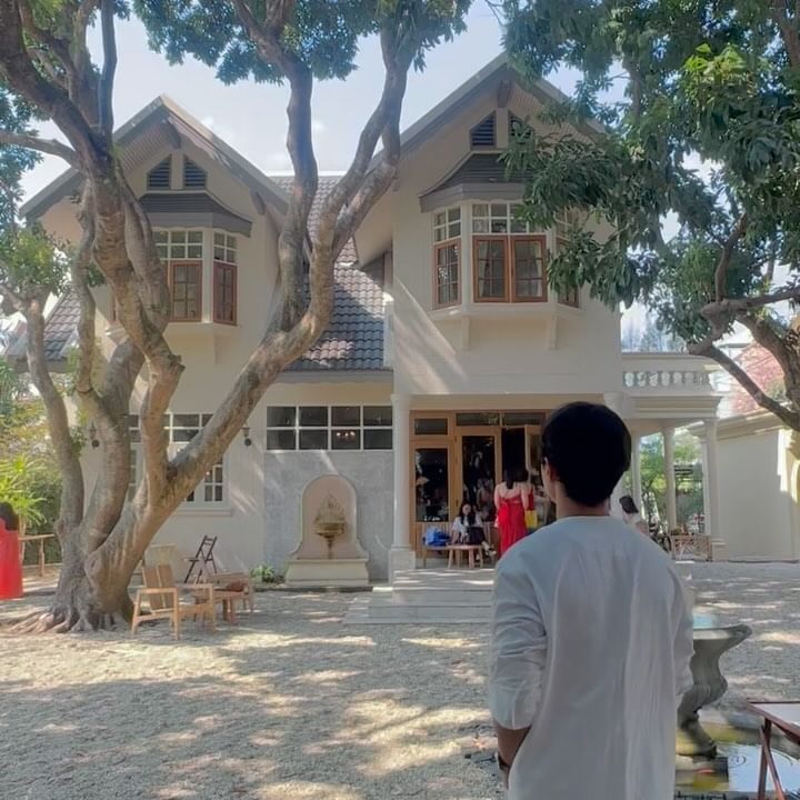 2024 ver. 치앙마이 카페 리스트 모음🌿

🇹🇭 벌써 3번째 치앙마이 한달살기!
한 달 넘게 지내면서 모은 카페 리스트☕️

❗️새롭게 다녀온 2024년 치앙마이 카페 추리고 추려 담은 13곳
🌀 저장 해두고 치앙마이 카페투어 달려보자!!!

𝗖𝗵𝗼𝗺 𝗖𝗮𝗳𝗲 𝗮𝗻𝗱 𝗥𝗲𝘀𝘁𝗮𝘂𝗿𝗮𝗻𝘁
📍 치앙마이 공항 근처
✔️ 아바타 카페로 유명하지만, 실제로는 미슐랭맛집으로도 유명!
가격대가 있는만큼 재료, 맛, 퀄리티까지 좋아 식사하러 다녀오기도 괜춘!

𝗙𝗲𝗿𝗻𝗽𝗿𝗲𝘀𝘀𝗼 𝗮𝘁 𝗟𝗮𝗸𝗲
📍 치앙마이 공항 근처
✔️ 촘카페에서 가까운 곳에 위치해, 겸사겸사 같이 다녀와 보기 괜춘! 조용하고 한적한 저수지, 자연가득한 야외까지! 카페 앞 독특한 링 포토존에 현지인 뿐이라, 비교적 더 한량하게 지내다 갈 수 있는 그런 곳!

𝗖𝗮𝗳𝗲 𝗔𝗿𝘁𝗲
📍 님만해민
✔️ 유럽을 품은 주택개조 스타일 카페로 골목에 조용하게 자리잡은 곳! 외부도 멋있고 이쁘지만, 내부도 이뻐, 무조건 사진 찍으러 갈 수 밖에 없는! 브런치는 손님 몰리면 1시간 이상 소요되니, 방문한다면 무조건 오픈런 할것.

𝗧𝗵𝗶𝗿𝗱 𝗣𝗹𝗮𝗰𝗲 𝗖𝗼𝗳𝗳𝗲𝗲 - 𝗖𝗵𝗶𝗮𝗻𝗴 𝗠𝗮𝗶
📍 님만해민
✔️ 님만해민 동네 골목 구석에 있는 세련된 분위기의 카페!
1층 바 & 테이블 좌석에 2층에는 작업하기 좋은 소규모 공간이 이뤄져 있어, 조용하게 커피 마시면서 쉬다가 가기에도, 노트북 들고 작업하러 가기에도 제격!

𝗙𝗢𝗛𝗛𝗜𝗗𝗘
📍 님만해민
✔️ 원님만과 가까운 카페로 유럽 스타일 엘리베이터를 타고 올라가면 펼쳐지는 원님만 시계탑 & 마운틴 & 비행기 뷰로 트리플 뷰를 누릴 수 있음! 님만해민 전경을 한눈에 볼 수 있는 유일한 치앙마이 전망대 카페!

𝗠𝗼𝗿𝗲𝘀𝘁𝘁𝗼
📍 님만해민
✔️ 피부과랑 연결된 카페라 가격대는 있지만, 그만큼 퀄리티 보장! 강남에나 있을법한 카페 느낌임에도 반피엠숙보다 덜 달고, 덜 느끼한 코코넛 케이크가 제일 맛있던 곳이라 추천! + 꽃도 팜!

𝗩𝗲𝗿𝘀𝗮𝗶𝗹𝗹𝗲𝘀 𝗱𝗲 𝗙𝗹𝗼𝗿𝗲
📍 올드타운
✔️ 호텔을 같이 운영하는 레스토랑이자 카페로 유럽 궁전 그 자체! 가격대 있지만 분위기 자체로 압도당해 태국 속 유럽 분위기를 느끼기엔 충분!

𝗙𝗮𝗵𝘁𝗮𝗿𝗮 𝗖𝗼𝗳𝗳𝗲𝗲
📍 올드타운
✔️ 마사지 샵과 연결된 분위기 넘치는 레스토랑이자 브런치 카페!
메뉴 하나하나 플레이팅에 신경쓴 게 티가 날 만큼 퀄리티 넘사벽!
시그니처 음료 메뉴 주문 시, 퍼포먼스가 있으니, 꼭 주문 해 볼것!

𝗔𝗿𝗲𝗲𝗺𝗶𝘁𝗿 𝗖𝗼𝗳𝗳𝗲𝗲
📍 산티탐
✔️ 현지인 동네 답게 저렴하고 맛있는 오렌지 커피를 맛볼 수 있는 곳! 야외 석뿐이지만, 가격대가 워낙 저렴하고, 오렌지 커피가 호불호 없이 무조건 성공할 맛이라, 처음 오렌지 커피 입문하기에 제격인 카페!

𝗝𝘂𝗲 𝗞𝗶𝗺
📍 산티탐
✔️ 주문 들어오자마자 오렌지를 착즙해서 바로 내주는 오커맛집
주택가 사이에 있으며, 주변에 아무것도 없기 때문에 커피에 진심이라면 꼭 방문해볼만 한? 주스로 내주는 오렌지 커피랑은 확연히 다름!

𝗚𝗼𝗼𝗱 𝗚𝗼𝗼𝗱𝘀 𝗖𝗵𝗶𝗮𝗻𝗴 𝗠𝗮𝗶
📍 찡짜이 마켓
✔️ 찡짜이 마켓 내에 있는 기념품 샵이자 카페로 커피 맛은 스벅 같지만 주변 돌아보며 구경차 한 번 들러볼만 함!

𝗧𝗵𝗲 𝗕𝗮𝗿𝗶𝘀𝘁𝗿𝗼 𝗮𝘁 𝗧𝗿𝗮𝗶𝗻 𝗦𝘁𝗮𝘁𝗶𝗼𝗻
📍 치앙마이 기차역
✔️ 방콕에서 야간열차 타고 도착 or 방콕으로 가는 야간열차 타기 전 방문해 들렀다 가기에 괜찮은 곳! 메뉴도 다채롭고, 커피 맛집이라 실패도 없고, 기차 이용 예정 전후로 다녀가기에 제격!

𝗧𝗵𝗲 𝗕𝗮𝗿𝗶𝘀𝘁𝗿𝗼 𝘅 𝗣𝗶𝗻𝗴 𝗥𝗶𝘃𝗲𝗿
📍 핑강
✔️ 핑강 주변에 있는 카페 중 제일 힐링 바이브 상당한 곳!
주말이면 야외에서 라이브 공연도 하고, 커피 종류만 몇가지라
커피도 맛있고, 여유를 한참 부리다가 가기 좋아, 무조건 추천하는 핑강 카페!

————————————————————————

🇹🇭 치앙마이 여행 정보
@mister__travel 팔로우 하고 받아보세요!

🇹🇭 #여행은미스터트래블 in #태국 #치앙마이