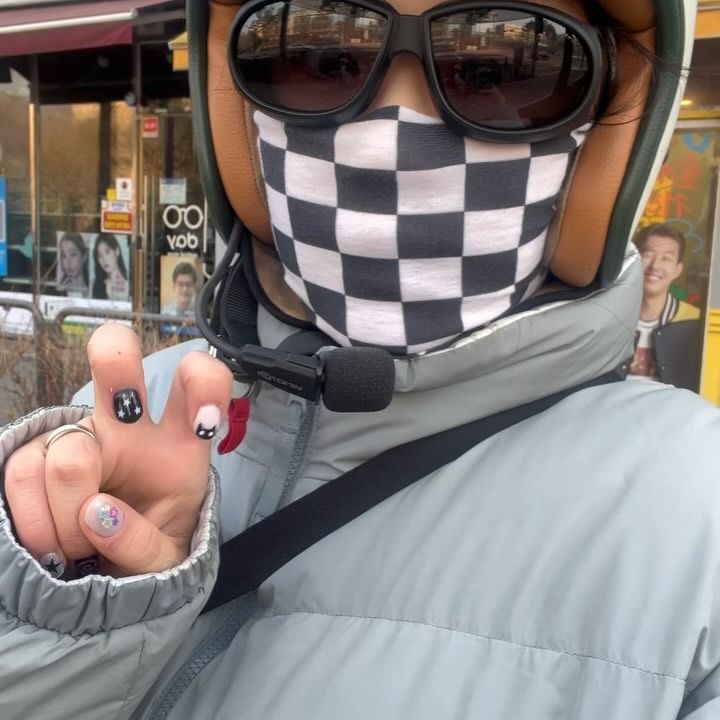 선그라스 변색도 되지롱 😎 !! 귀여워 죽겠네 :3

#본프리 #고글 #바이크용품 #클래식바이크
#커브 #슈퍼커브 #변색고글