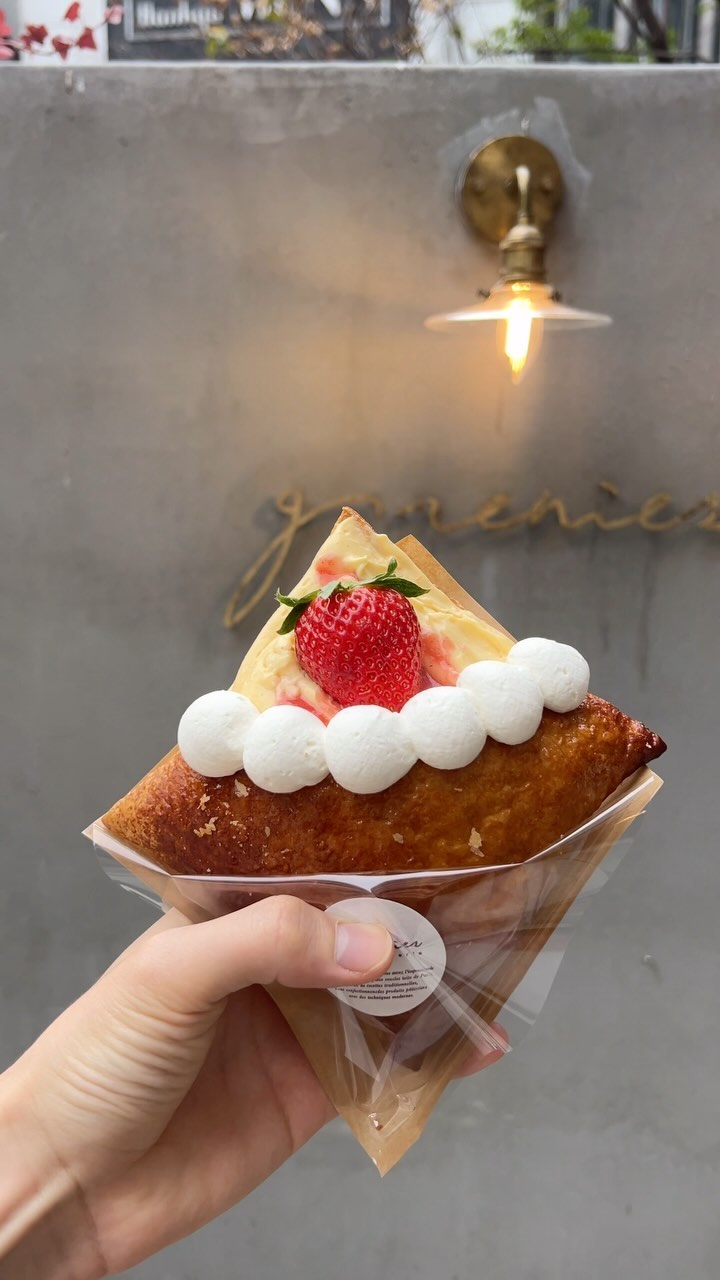 딸기 시즌 가기 전🍓 꼭 먹어봐야할 오사카 디저트 ((품절 이슈로 없어서 못판다는,,))

오사카행 비행기 끊은 이유의 9할은
어디서도 보지 못했던 비쥬얼의 이 밀푀유지!

파삭한 식감의 페이스트리 안을
부드러운 커스터드 크림으로 꽉꽉 채운 디저트..!
고된 여행 일정에 가출한 정신이 확 돌아오는 맛이었어요

1천엔 대를 웃도는 사악한 가격이지만, 한 입 베어 무는 순간 다 용서🙏🏻
달달 꼬숩,, 최고다,,,! ᰔᩚ 

혹시라도 방문하는 날 휴무일까봐
한달 전부터 사장님께 확인차 디엠 보내보고 난리부르스💃🏻🕺였는데ㅋㅋ
결론은 오픈런 해서 위장을 요 칭구들로 꽉 채웠어요
오사카 가시는 분들은 
구글맵에 @patisserie_grenier 당장 저장하십쇼
후회 없는 맛일 거여요!