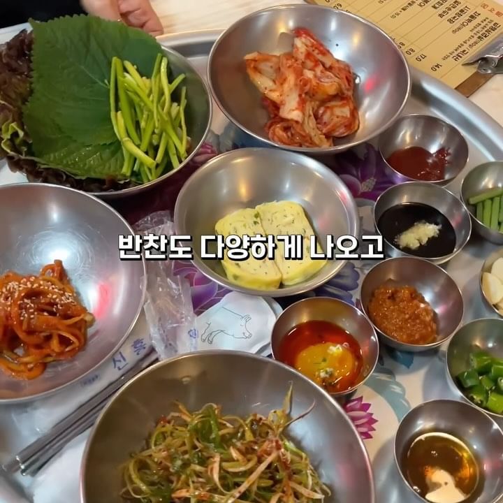 그 시절 그 느낌 수원역 냉삼맛집 #쌍팔식당 

역전시장 골목 쪽에 위치한 쌍팔식당은 저녁시간대
자리가 꽉차고 많으면 웨이팅까지 있는 찐맛집이예요

냉삼은 1인분 14000원이여서 가성비 좋게 먹을 수 있고
기본 반찬도 넉넉하게 나와서 더욱 푸짐하게 먹기 좋아요

사이드메뉴에 쌍팔면은 무조건 드세요. 달달매콤한 맛이
냉삼과 너무너무 잘어울려서 끊임없이 폭풍흡입 가능 ㅎ

#수원역 #수원역맛집베스트10 #수원역맛집 #역전시장맛집 #냉삼 #냉삼집 #고기