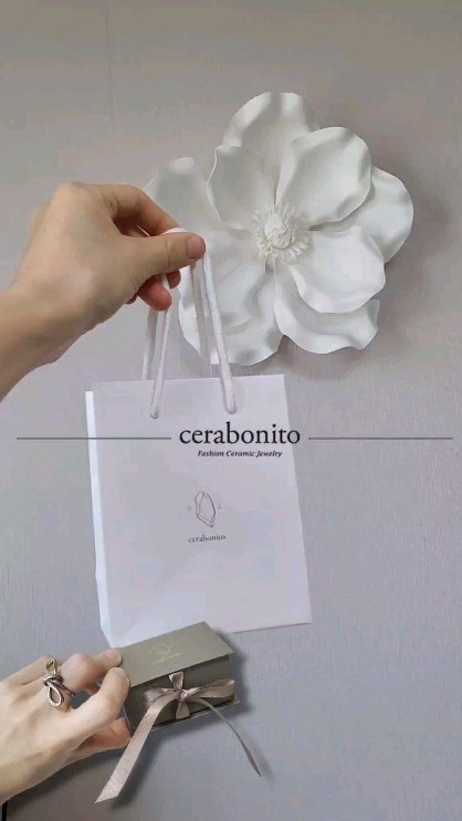 #광고 x  @cerabonito ⤴

💎 2024 Pantone Stratum Bothside Pearl Earring
_ '세라보니또'에서 사랑스런 귀걸이를 선물보내 주셨어요_

육아한다고,,
외모에 신경도 못쓰고.. 머리 꼬라지 엉망인데 묭실도 몬가고..
사실. 우울 했거든요? 우리다들 결혼전에는 잘나갔잖아요? ㅎㅎ
에효 💨
그런 맘을 안건지.. 사랑스런 원석귀걸이를 선물주신덕에 기분이 한결
나아졌네요? 여자들은 참 이런게 별거 아닌듯 별거인거 같아요~

: 원석모양으로 깍아 제작된 세라믹 귀걸이
 세라믹위에 23.5K 포인트를 주어 고급스러운 분위기가 나네요?
세라믹 팬던트 + 8mm 진주클러치 의 조합..! 👏🏻

23.5K 골드라고..? 그게 몬데..? 👁👁
생소하죠? 지금바로 공홈 한번 가보셔요 :) 
넘 이쁜 쥬얼리들이 많아서 다 사고 싶었자나요.. 👉🏻👈🏻

👉🏻 이 글은, '세라보니또'로부터 #협찬 받아 솔직하게 작성되었습니다.
.