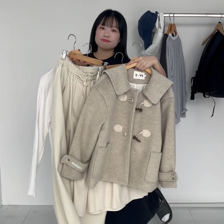 🩷
@mplayground_official 와 함께한 톤온톤 코디!
같은 떡뽁이 코트로 2개 코디 돌려입기 해버렸다 •• 🍯

키작녀 / 딱붙는 옷이나 노출있는거 싫어하는 유교걸즈들에게 필요한 코디 꿀팁😋

널널한 벌룬핏 오버핏 is 사랑 ,, 💭
아메카지 시티보이 캐주얼 so 러브 🖤
👩🏻‍❤️‍💋‍👨🏻 나랑 똑같은 사람덜 여기여기 붙어랏! 
팔로우 해두면 꿀팁 마니마니 올라올 예정임 😉

@yelimci 🩷

<영상 속 옷 정보> 💭

이너티 : 클로티
스커트 : 바온
바지 : 엠플레이그라운드
떡볶이 코트 : 엠플레이그라운드
패딩핸드백 : 엠플레이그라운드
신발 : 푸마

더 자세한 제품정보나 링크가 필요하다면 ❓
⭐️ 팔로우 + 댓글 ⭐️ 순차적으로 DM 보내드림!

영상이 도움되었다면 좋아요! 🩷
다음에 또 보고싶으면 저장! 😊
친구에게 보여주고 싶으면 공유! 🖤