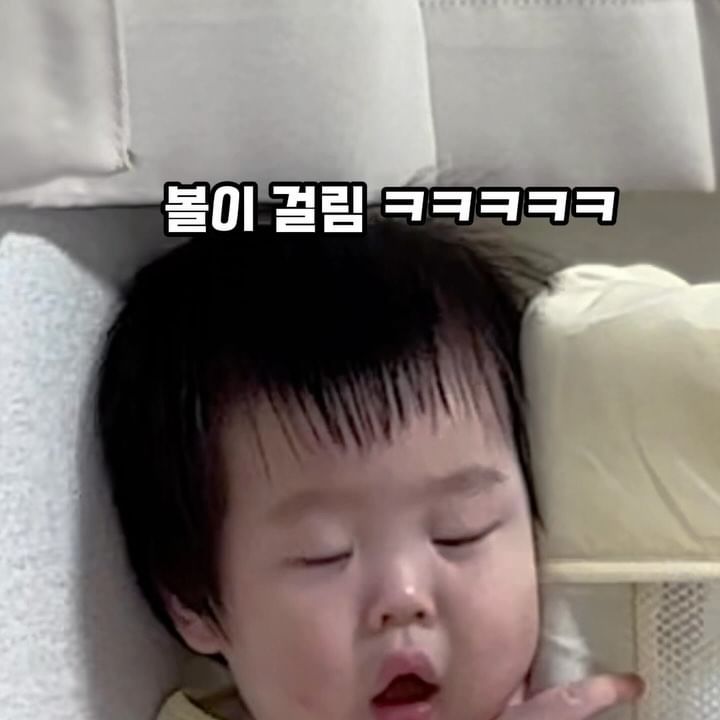 오래 쓸 수 있는 #아기침대 추천해 주세요.. 🥲

발달도 빠르고 넘어다기 좋아해서 일부러 가드 높은 베이비룸에서 재우는데..
이젠 다 밀어버리고.. 지퍼를 열어버리고.. 말도 안듣고.. #매운맛육아 👍🏻

삶이 지루하면 아들을 낳으세요 👶🏻❤️

#아기여워챌린지 #순한맛매운맛 #육아 #아들육아 

🏷️ @agiyowar @ivenet_official