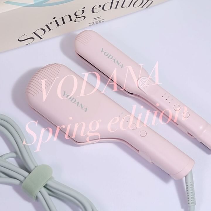 #협찬 @vodana 신상 미니고데기🩷

컬러맛집 보다나에도 찾아온 봄🌸
보다나 컴팩트 물결&판고데기 2024 스프링에디션˚ෆ*₊

이번 보다나 스프링에디션은
꽃향기 물씬 풍기는 키치 핑크 컬러로
전선 코드까지 화사하게 컬러를 입고 출시되었어요

미니 고데기지만 28mm의 무빙 쿠션 열판으로
긴 머리도 자유롭게 스타일링 가능한 컴팩트 판고데기와

32mm 사이즈의 S자 내장형 열판으로
손쉽게 탱글한 물결펌을 만들어주는 컴팩트 물결고데기 까지!

가방에 쏙 들어가는 컴팩트 라인이지만
프리볼트, 열판잠금, 3단 온도조절등 필요한 기능은 다 들어있어
언제 어디서나 간편하게 헤어스타일링이 가능하답니당⭐️ 

두가지의 보다나 컴팩트 고데기 중
여러분이 사용해보고 싶은 고데기는 무엇인가요?!

다가오는 봄에도 보다나와 함께 예쁜 스타일링 완성해보세요🌸

.
.

#보다나 #VODANA #컴팩트판고데기 #컴팩트물결고데기 #컴팩트고데기 #보다나2024스프링에디션 #미니고데기 #보다나컴팩트판고데기 #보다나컴팩트물결고데기 #미니고데기추천 #여행필수템 #판고데기추천 #물결고데기추천 #고데기추천 #HOTD