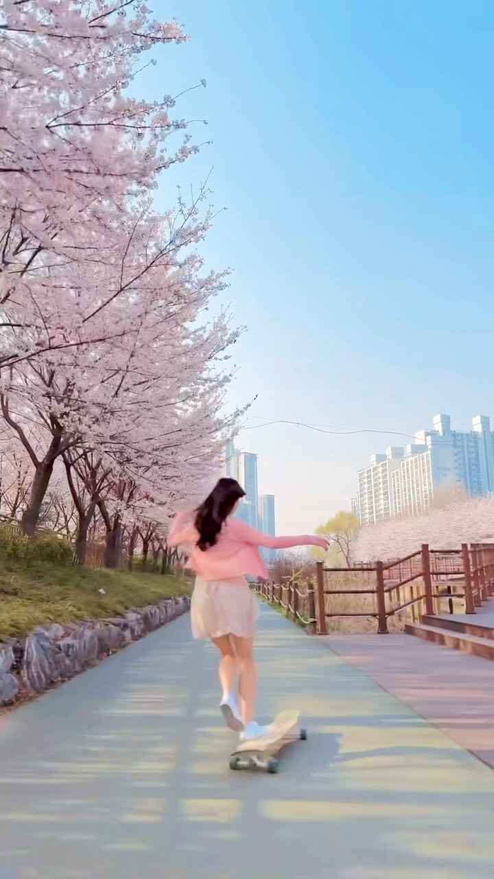 #봄 #벚꽃놀이🌸 

낮 날씨가 제법 따뜻해 졌어요☺️
곧 꽃들이 피어나겠어요💕

🛹 @gorillaboard_shop 
🛹 @btfl_boardsandskates 

#벚꽃축제 #벚꽃여행추천 #벚꽃명소 #cherryblossom