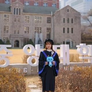 후회 없이 미련 없이 졸업합니다. P.@chu_jin_e_z
간절히 원하던 학교였고 최선을 다해 입학한 학교였고 오래도록 꿈꾸던 전공이었습니다. 많은 어른들의 도움으로 제 역량에 과분한 학교에 입학하여 학사학위를 얻게 되었습니다.
비록 스스로를 우수한 학생이었다고, 대학생활에 최선을 다했다고 확언하지는 못하지만 저를 끊임없이 지치게 하는 상황에서도 학업에 소홀하지 않았기에 충분했다고 생각합니다. 
중앙대학교를 다니는 동안 조금씩, 천천히 건강하고 행복해져 이제는 제 꿈에 먼저 도착해 계신 선배님들을 따라 졸업합니다. 
그동안 저에게 많은 기회와 가능성을 만들어 주고자 하셨던 교수님들, 제 편에서 응원해주던 친구들과 선배들 모두 감사드립니다.

#중앙대학교 #간호학과 #졸업 #졸업스냅