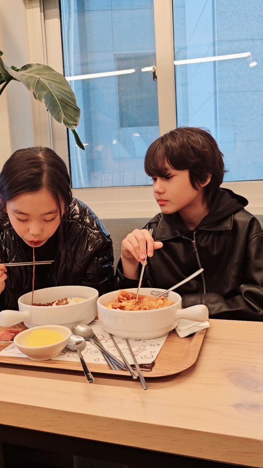 짜파게티에 머리카락이 들어가면?

오빠야의 스윗함😍
유나 심쿵한거 아냐?

#놀숲만화카페 #초등남매 #남사친 #여사친 #modelteens #modelteen