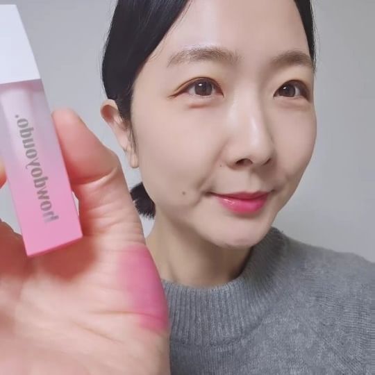 #협찬 

바를때 하얗게 발색 되었다가
핑크색으로 변하는 하우두유두 틴트 :)
부드럽고 촉촉하게 발라지고 나서
마르고 나면 착색이되어 번지거나 잘 지워지지 않아요💕
천연색소를 사용해서 입술에 생기와 영양 
예쁜 색깔까지 부여해주는💓 
입술뿐만 아니라 볼에도 사용 가능해요 :)

온라인 구매는
https://url.kr/ch3s1w

#하우두유두틴트 #틴트추천 #멀티틴트 #니플틴트 #비바틴트 #쿨톤립 #웜톤립