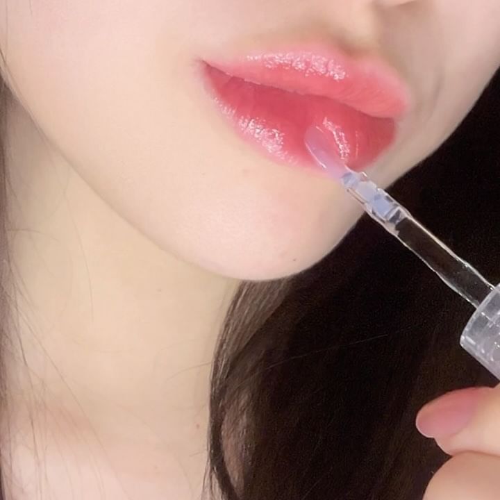 #협찬 @lemiu.official 
[레미유] 캔디 글로우 립 프레셔_ 쿨토피아color

트리플 광채 볼륨! 캔디가 녹아든 듯 영롱 가득 캔디 빛 입술♥ 

플럼퍼 립 여전히 유행 중〰️ 저는 탱탱 촉촉한 플럼퍼 립 정말 좋아하는데요!
기존 플럼퍼가 너무 자극적이어서 사용이 어려웠던 분 계시죠..! 이 제품은 시원 솔솔 상쾌한 플럼핑한 느낌🌱
끈적임이나 무거움 ZERO❕ 산뜻한 볼륨이 불편함 없이 오래가더라구요

레미유의 립 제품과 다양한 조합으로 발라봤는데요- 꿀조합✨2가지!
1. 듀이 플로우 틴트와 함께 쓰면 맑은 이슬 빛에 볼륨광을 더한 초광채립!
2. 모이스트 립 블러와 함께 쓰면 선명한 색감과 입체적 빛감이 만든 리얼 캔디립!

이번에 레미유 공식 홈페이지 론칭 기념 빅할인❗️
추가쿠폰 + 캔디큐빅 실버 미러 증정까지 있으니 놓치지 말고 꼭 챙겨가세요♥✨

_#레미유 #캔디글로우립프레셔 #립플럼퍼 #글로시립 #글로우립 #립글로우 #립플럼퍼추천 #플럼퍼 #립글로스 #플럼핑립