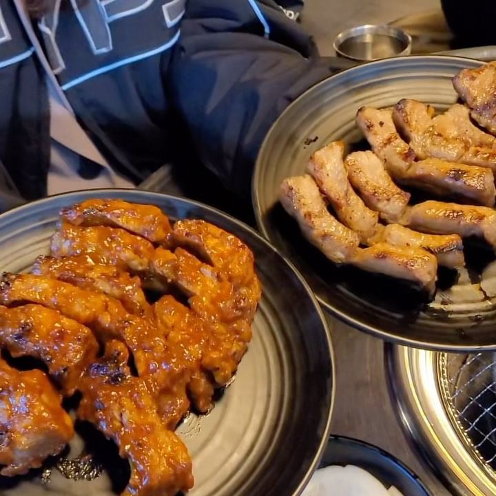 #협찬 #감성쪽갈비 #판교맛집

쪽갈비 19,000
매운쪽갈비 19,000
참치마요주먹밥 6,000
계란찜 3,000

반짝반짝한 실내 불빛에 흥겨워
앉자마자 맥주부터 주문해서 드링킹!!

쪽갈비는 초벌해서 나와서
숯불에 살짝쿵 더 익혀먹기만하면되미 ><

고기 너무 부들부들하고 살 두툼이👍
장갑끼고 열심히 뼈 뜯으며 먹먹

마지막은 소주와 계란찜으로 마무리
부드럽고 뜨끈한 계란찜 짱맛 

#판교고기집 #판교역고기집 #판교회식 #판교유스페이스맛집 #판교데이트 #판교술집 #판교역맛집 #판교역회식 #분당쪽갈비 #유스페이스맛집 #스토리앤미디어 #스토리앤체험단 #안주 #맥주