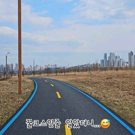 #오운완
오늘은 2시간반 #자전거타기 🚲
다니던 길 말고 계속 직진하다보니 새로운 길을 발견했다.😁
포장 잘된 #자전거도로 를 신나는 음악 들으며 힘든 줄도 모르고 달렸는데...😁
돌아가는 길이 맞바람 때문에 속도가 안나더라는...🤣
덕분에 허벅지랑 종아리가 터질 것 같은...😂

#꿀코스 인줄 알았는데 속았네~😅
그래도 #운동 잘했다~~😁

#주부일상 #체력관리 #라이딩 #줌스타그램 #맘스타그램