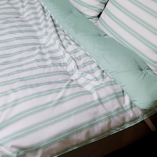 #협찬 
바자르 차렵이불세트로 바꾸니 
침실 분위기가 아늑따뜻해졌어요♡

시원한 자연 느낌이 가득한 에든버러 감성의
컴포트 스트라이프 너무 예뻐요!
이불베개만 세트로 구입했는데
조만간 패드도 같은 컬러로 사려고요.

세미 마이크로화이바 원단이라 피부에 닿았을때
부드러운 촉감이 매력적이고 먼지도 적어요. 
항균 사계절 구름솜으로 몽글하니 포근하네요. 
복원력도 좋아서 오래 사용할 수 있겠어요. 

제가 구입한 민트그린의 이불 베개는 
바자르몰, 네이버 스마트스토어, 오늘의집, 
카카오톡 쇼핑하기, GS SHOP, CJ On, 
롯데홈쇼핑 등에서 구입이 가능합니다. 
-
#차렵이불 #이불세트 #스트라이프이불 #이불밖은위험해 #이불맛집 #이불교체
