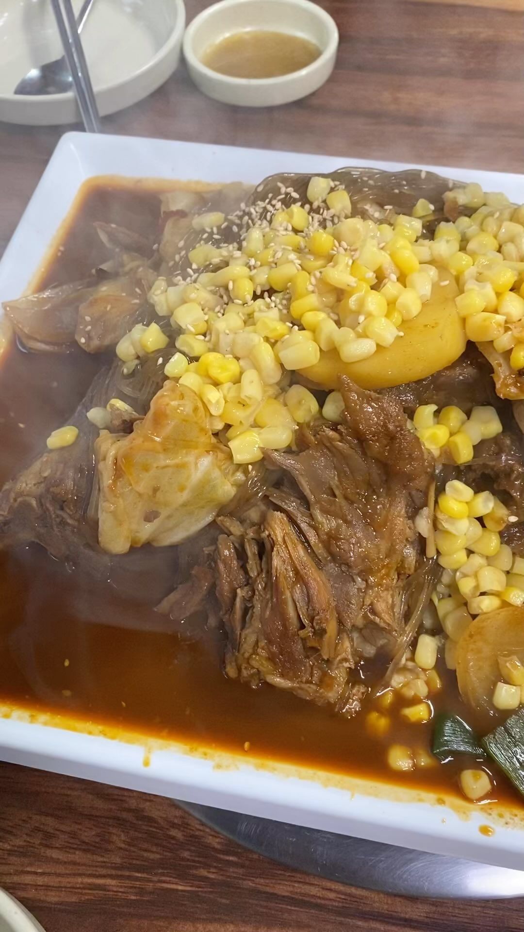 진한 국물에 매콤한 양념 뼈찜🧡 
고기가 야들야들 손만 대도 부서지는 부드러움
톡톡 씹히는 옥수수 알갱이와 당면까지👍🏻

더 맛은 맛집 정보는 @mumukjji 

#천하뼈다귀감자탕 #뼈찜 #강동구맛집 #올공맛집 #성내동맛집 #송파맛집 #올림픽공원 #jyp #맛집공유 #맛팔 #먹팔 #일상 #메뉴추천