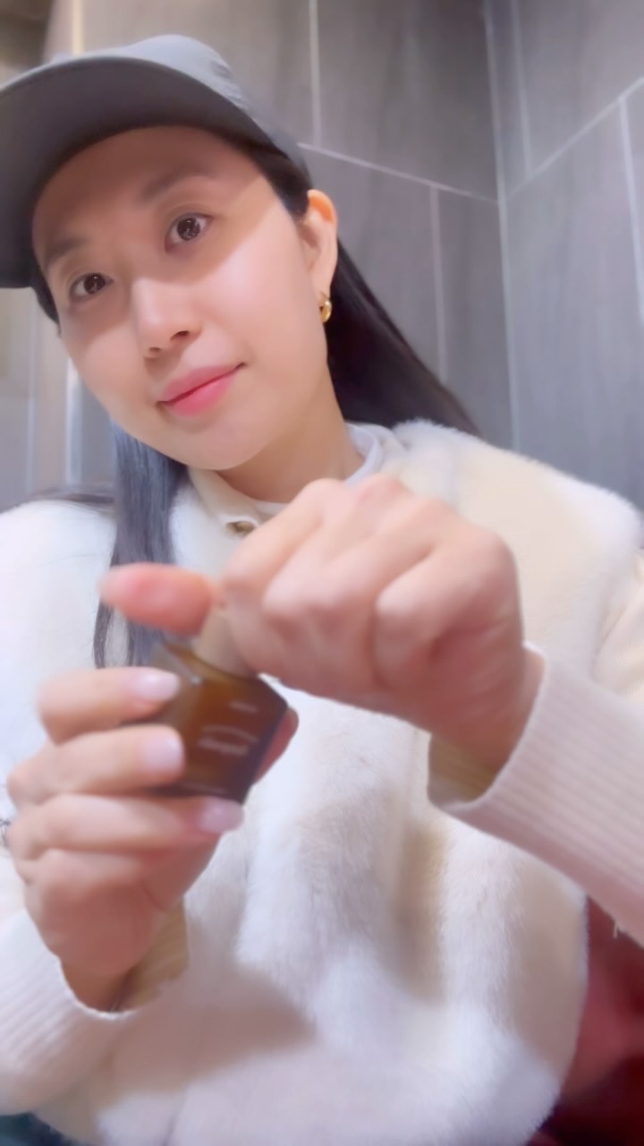 #협찬 
@wismin.official
요즘 그 어느때 보다 외부활동을 열심히 하고 있는 저인데요,
또 기미 잡티가 남들보다 잘 생기는 피부라 
기미 잡티 관리는 꾸준히 해주고 있어요. 
그래서 더욱 다양한 제품을 사용해보고 추천해드리는데요🤍
이번에 사용해본 요 깜찍한 앰플이 바로 오늘의 추천 제품이예요!!

[위스민] 바쿠치올 기미잡티앰플
요 앰플은요,낮에도 바를수 있어요🫶🏻
또한 예민한 피부이신분들 기존 비타민 앰플들이 강하게 느껴지셨다면, 
이 제품은 약산성 저자극 비건 제품이라 순하고 부드럽게 바를수 있답니디. 
피부유사구조로 설계되어 바를수록 쫀쫀하고 피부에 밀착이  샤샤샥~~

건강한 민낯 자심감을 얻고싶다면!!!
저외 함께해요🫶🏻

#위스민 #wismin #WISMIN #비건화장품 #민감성피부라인 #기초케어 #비건뷰티 #안티에이징 #기미잡티앰플 #앰플추천 #홈케어앰플 #바쿠치올앰플 #비건앰플 #화잘먹앰플 #보습앰플 #임산부앰플 #속건조피부 #칙칙한피부 #악건성 #보습케어 #겨울스킨케어