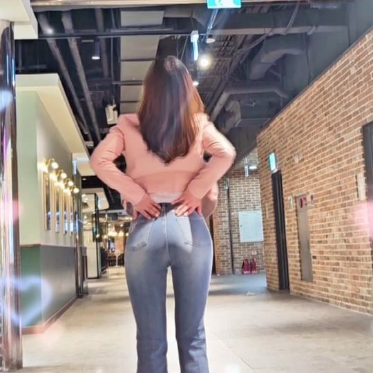 이제 날도 따듯한데, 나랑 데이트나 할래?😘
.
.
#봄코디 #데이트룩 #청바지코디 #진바비 #ootd