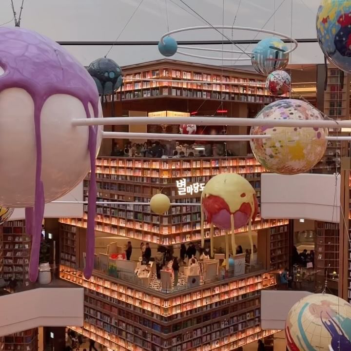 💛같이 갈 친구한테 공유💛 수원 스타필드 별마당 도서관 사진 찍기 좋은 위치
사인을 바라보고 5️⃣층6️⃣층‼️

4층은 광각으로 찍어야해서 화질이 깎이고(스마트폰 기준)
7층은 별마당 도서관 사인이 가려져요
5층은 약간 위로 보고 찍을 수 있어서 천장쪽으로 더 넓게 보이고
6층은 정면으로 찍기 가장 좋은 위치였습니다

근데 볼건 없더라....

#수원스타필드 #별마당도서관 #스타필드수원