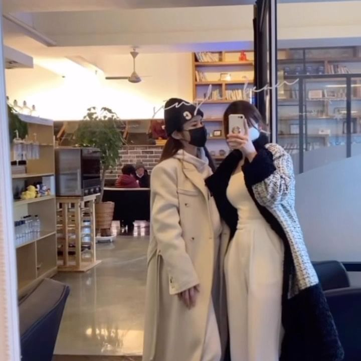 노는거 제일 좋아하던
우리가 벌써 25..
나처럼 집순이 워커홀릭이 많은
내친구들 
너희 만나면 파워E가 되는 내가
요즘은 혼자 있는게 더 편해졌다는 사실
올해는 우리해 🐰
지금은 각자일이 바빠서 잘 못보지만
껑충 성장한 모습으로 
올해도 화이팅이요🧏‍♂️🤍

#대구 #셀카 #수성못 #얼스타그램 #셀스타그램 #릴스 #친스타그램 #데일리 #동성로 #두산동 #동성로카페 #카페투어 #좋아요반사 #앞산 #반오십 #일상 #instagood #follow #selca #selfie #like4like #오늘의흔녀 #오늘의훈녀 #좋아요테러 #l4l #ootd #daily #일상 #데일리#selfcamera #오오티디