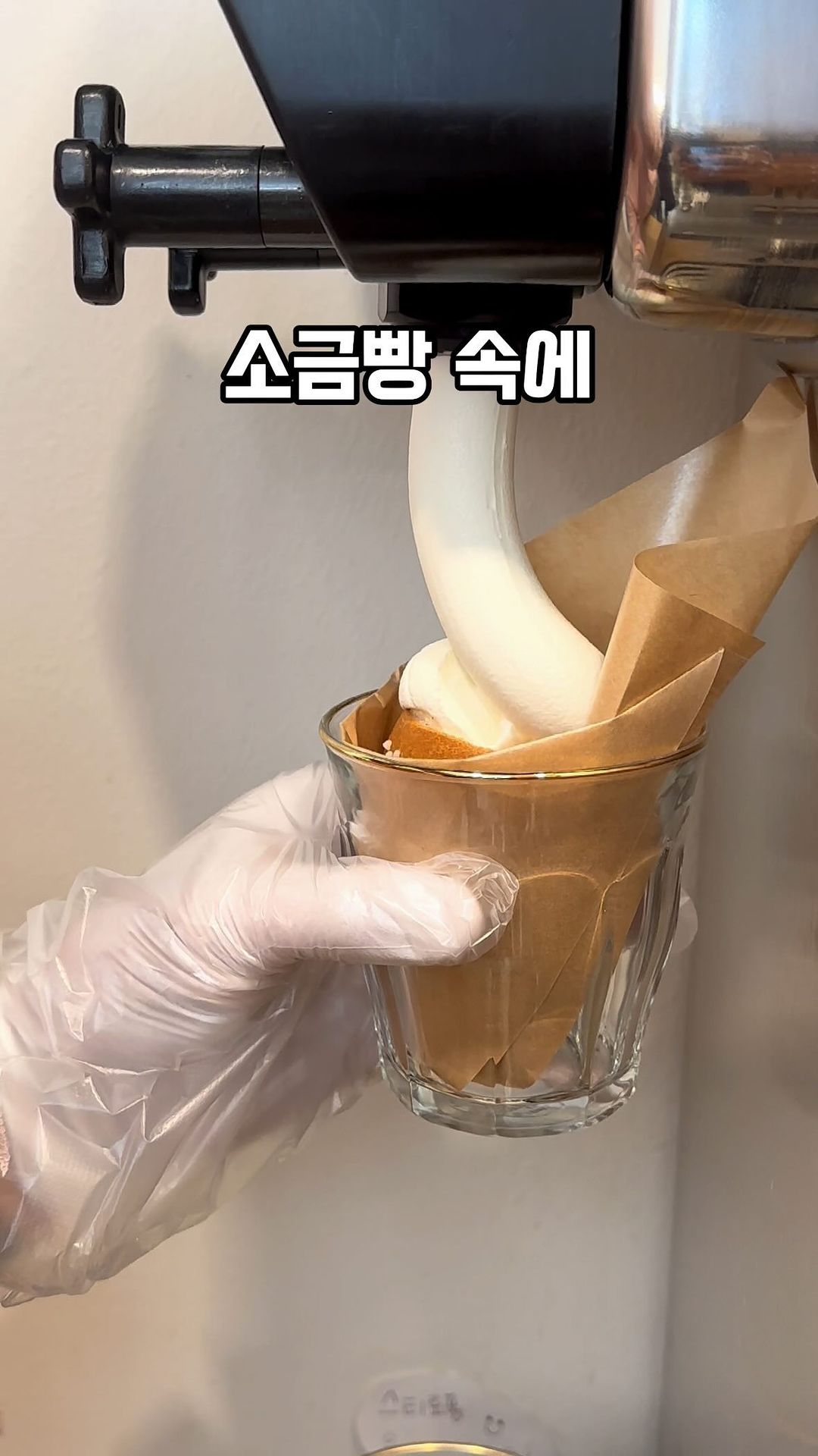 @여기 곧 줄 서게 될 것 같아요😆
——————————————————
소금빵 아이스크림 너무 먹어보고팠는데
상인동에 생겼다기에 얼른 갔다왔어요

와 완전 겉바속촉 소금빵에
아이스크림 중 진짜 너무 좋아하는
고소하고 진한 상하목장아이스크림이 한가득!

맛있는거 더하기 맛있는거❤
감탄하며 먹고왔어요

이 집 소금커피도 위에 올려진 크림이
진하고 단짠단짠 제대로니 꼭 같이 맛보세요
—————————————————
💎Menu
▶큐브라떼
▶아포가토
▶말차라떼
▶그 외 메뉴 다양
——————————————————
💎#161커피스튜디오상인점 @sangin__161 
🔸주소
대구 달서구 상인서로 103-5
🔸영업시간 
 09:30-21:00(20:30 L.O)
매주 일 정기휴무 (토,일 시간변동 있을 수 있음)
🔸전화번호
0507-1379-4377
-——————————————————
💎어딘지 기억하고 싶을 때..저장
💎같이 가고싶은 이에게..공유
💎더 많은 맛집 정보가 궁금하다면..팔로우

#소빵아이스 #소금빵아이스크림 #달서구카페 #상인동카페 #161커피스튜디오