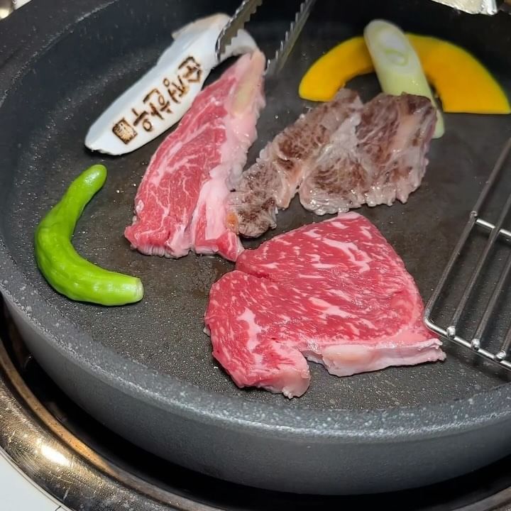 ⚠️교대역 소고기 맛집 종결⚠️

#순정한우정육식당 교대점(@soonjung_gyodae )
서울 서초구 서초대로50길 93 1층

한우 앞에 가성비가 붙을 수 있는 단어였나?
양도 많고 값도 저렴한
교대역 소고기 맛집
#순정한우

정갈하게 세팅된
밑반찬부터 합격이구요
고기 퀄리티는 말해뭐해🔥

매장 내부도 깔끔
곁들임 사이드메뉴는 더 깔꼼
고퀄리티 한우맛집이니

데이트, 회식 뭔들
다 모이셔도 된다구요💛

✔영업시간 : 오전 11시30분 ~ 오후 10시
✔️주차가능🅿️
✔️순정한우모둠(79,000원) / 누룽지계란찜(7,000원) / 소주(6,000원) 맥주(7,000원)

#교대역맛집 #교대역회식 #교대역소고기 #교대맛집 #교대소고기 #교대회식 #교대역한우 #가성비한우 #정육식당 #교대정육식당 #먹스타그램 #먹팔맞팔 #먹팔 #먹스타 #먹부림 #foodphotography #foodstagram