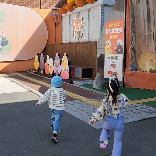 은서랑 주말데이또🧡🧡🧡
오늘은 땅땅치킨체험Day~~~~~~~
날씨가 다했다 봄이네 봄
둘의 체력은 대단한데
엄마들 체력이 따라가지를 못하는구나...............
너희가 좋으믄 됐지뭐
꼬끼오~~~~~~~~~~~~🐔🐔🐔

#땅땅치킨 #땅땅치킨체험
#5살#4살 
#주말데이트