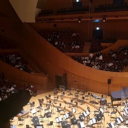 신카이마코토 영화음악 콘서트

✔️롯데콘서트홀 (주차권 4시간)
✔️2024전국투어런칭기념 할인
👀 객석 1층 RP구역

런칭하고 첫 공연이라 거의 만석이었다
감독님의 영화를 좋아한다면 더 좋고
좋아하지 않는다고 해도 음악은 즐길 수 있으면 완벽하다
잘 아는 노래에 훌륭한 오케스트라 공연이 너무 만족스럽다
특히 타악기의 매력에 푹 빠짐😊

끝까지 공연을 즐긴 사람만이 알 수 있는 시크릿은 
박수와 환호성이 함께합니다😏(얼른 외치세요)
.
.
.
#신카이마코토 #영화음악 #서울페스타 #오케스트라 #콘서트 #잠실데이트 #석촌호수 #너의이름은 #스즈메의문단속