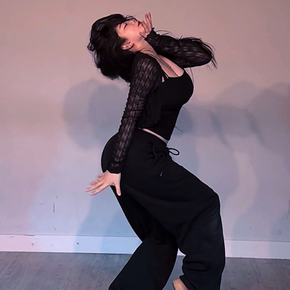 오랜만에 맘에 드는 노래를 만난 까만 물고기 🧜🏻‍♀️

#badnews - @kissoflife_s2 

#reels #reelsinstagram #choreography #choreo #dancevideo #kpop #kissoflife #dancer #릴스 #릴스댄스 #키스오브라이프 #코레오 #안무 #신림
