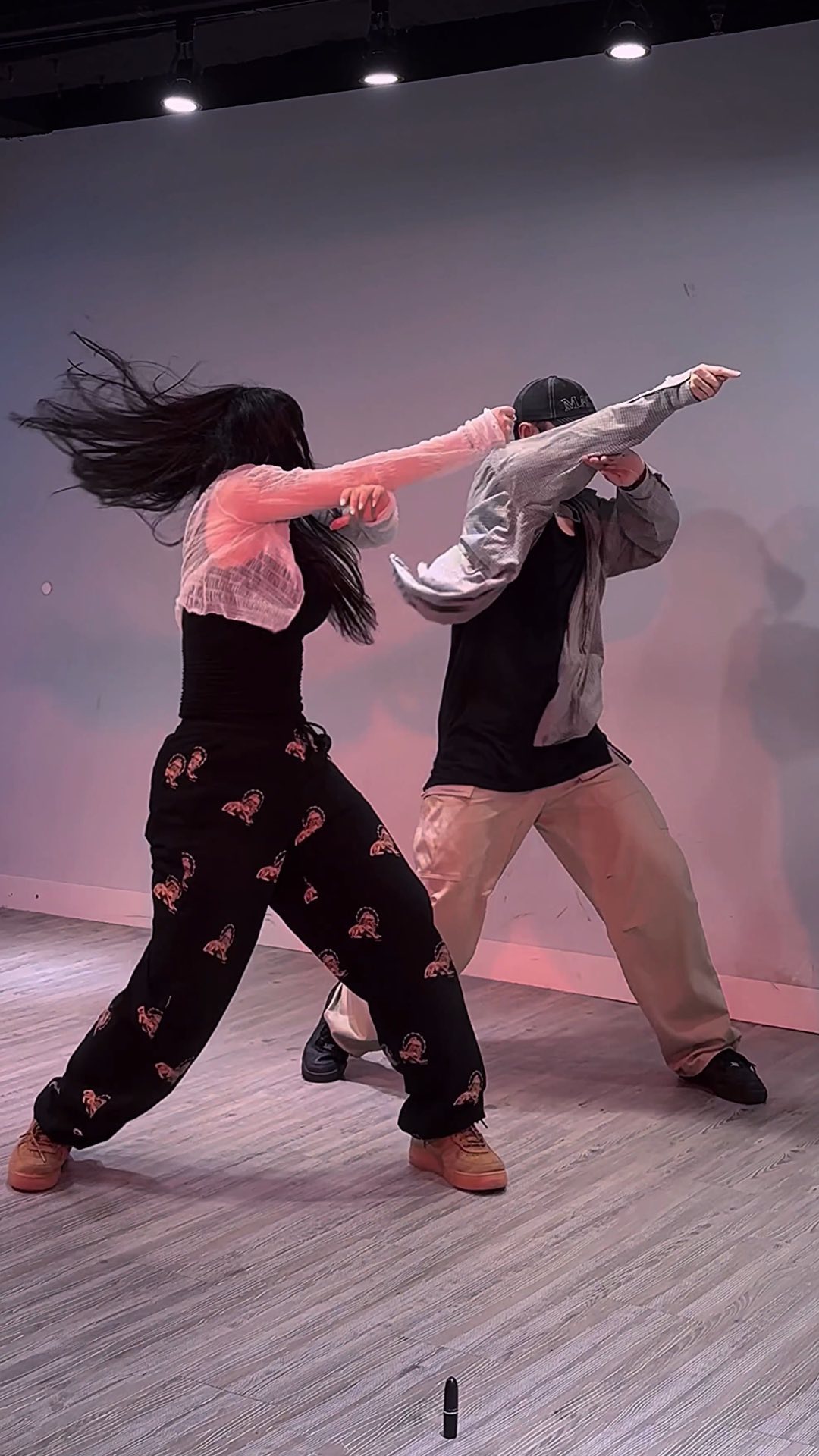 평소에 잘 안 짜는 느낌의 노래에다가 🪄

🎧 #behonest @jorjasmith_ 
🧠 #choreography @hyosssi 
💃🏻 @hyosssi @big_gunmin1003 

#reelsinstagram #reels #choreo #dancevideo #dance #dancers #jorjasmith #practice #릴스 #릴스댄스 #코레오 #안무 #연습 #신림
