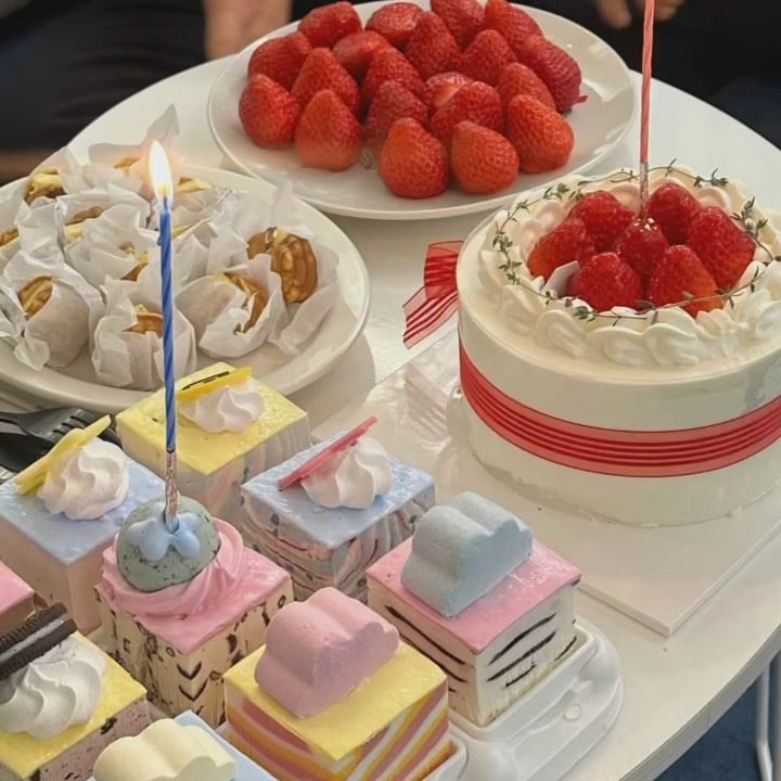 아빠생신 전야제 겸 집들이 🩷
우리가족이랑 이모네가족까지 10명 ! 오랜만에 대규모 집들이 상차리느라 쫌 분주했는데 오빠랑 나랑 환상의 호흡 ✨ 🤰 배불렀어도 집들이 전문가 아직 건재합니다 ✌🏻 세팅하자마자 띵 동 - 타이밍도 딱 ! 아부지 축복기도를 시작으로, 준비한 음식도 맛있게 드셔주시고 이야기꽃피우며 넘넘 즐거운 시간 🤍 자주 놀러오세욤 !