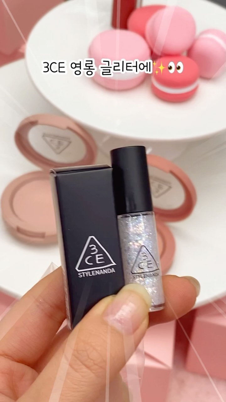 귀여운 무지개 솜사탕에 미니틴트까지 챙겨주는
3CE 달다구리 팝업스토어!🌸💗

들어가자마자 달구리 한스쿱 퍼서 담아주고
선착순으로 그립톡이랑 틴트까지 왕창 챙겨주니까
삼씨이 신상립 컬러 궁금했다면 요기 추천!✨🔥
@@이번주 까지래!! 바로 ㄱㄱ

📍3CE 달다구리 팝업스토어
위치: 서울 성동구 연무장길 81, 1층 스퀘어 성수 2
운영: 3월 7일(목) - 3월 17일(일)
시간: 12:00~20:00 (예약x, only 현장 웨이팅)

#팝업스토어 #3CE #팝업 #성수팝업 #성수팝업스토어 #성수 #립추천 #신상립