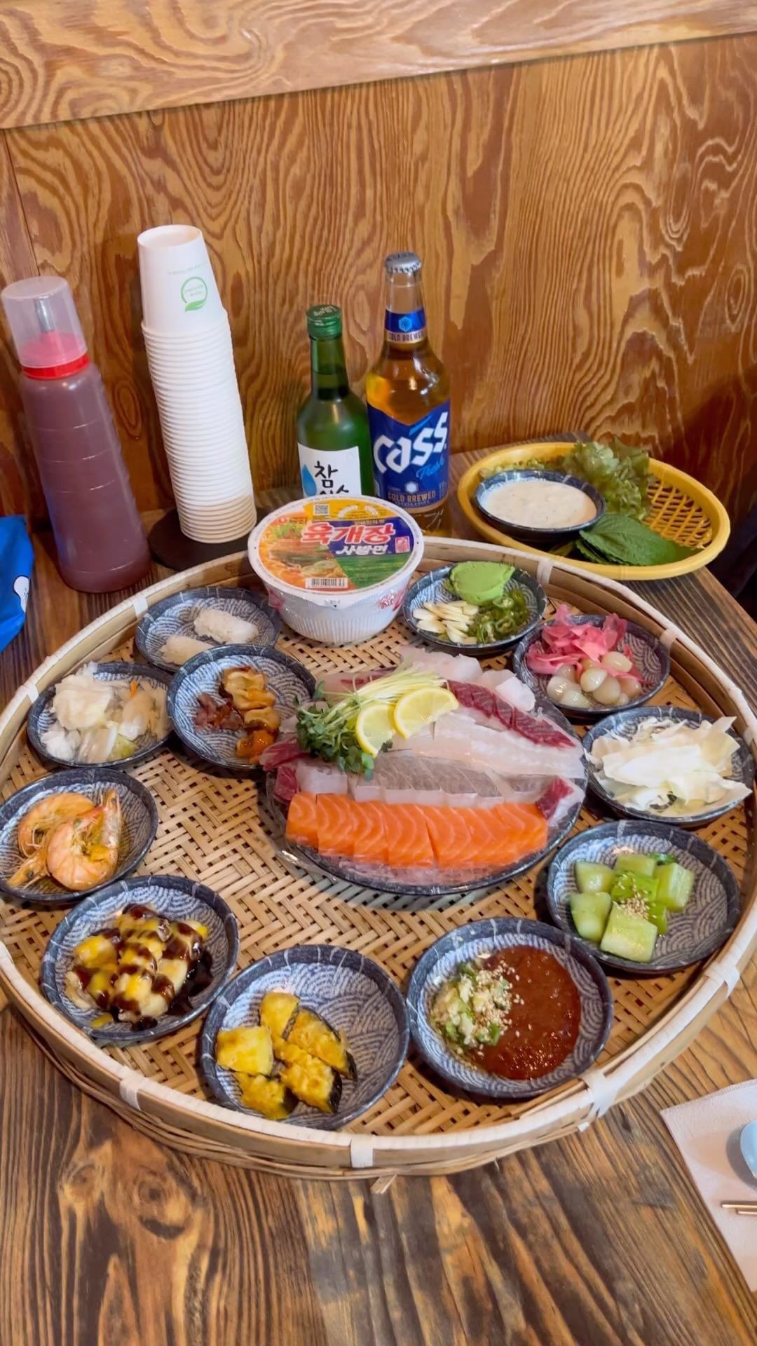 🔹용호횟집🔹
📍 서울 중랑구 중랑역로 44-1 1층 용호횟집
⏰13:00~24:00 (휴무없음)
☎️ 02-496-4142
⭕️ 주차, 포장, 배달, 무선 인터넷, 반려동물 동반, 남/녀 화장실 구분

비주얼 영롱하게 소쿠리 한상 차림 가득 나오는 회

매일 수산시장에서 직접 보고 가져오는 사장님의 정성❤️

주문 즉시 사장님께서 바로 썰어주시는 활어회
두툼한 회 좋아하시는분들께 완전 추천👍

밑반찬들이 다양해서 다양한 맛 즐기기 쌉가능

육개장까지 주시는 사장님 최소 배우신분

최소 소주 1730병인데 술 못하시는 분들을 위해
여러가지 종류 하이볼 준비🥃

4명이서 가서 모듬회+물회+매운탕하기 딱 좋은 코스

나랑 여기 또 갈 사람?🙋🏻‍♀️